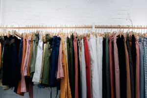 Trendy w obuwiu – wysokie szpilki, trampki czy baleriny?