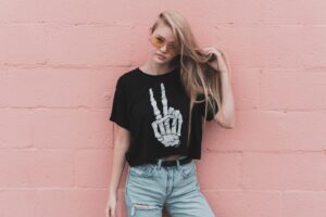 Moda na tatuaże – jak je eksponować w swoich stylizacjach?