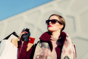 Kobieta w garniturze – stylowe inspiracje dla łączących elegancję z wygodą